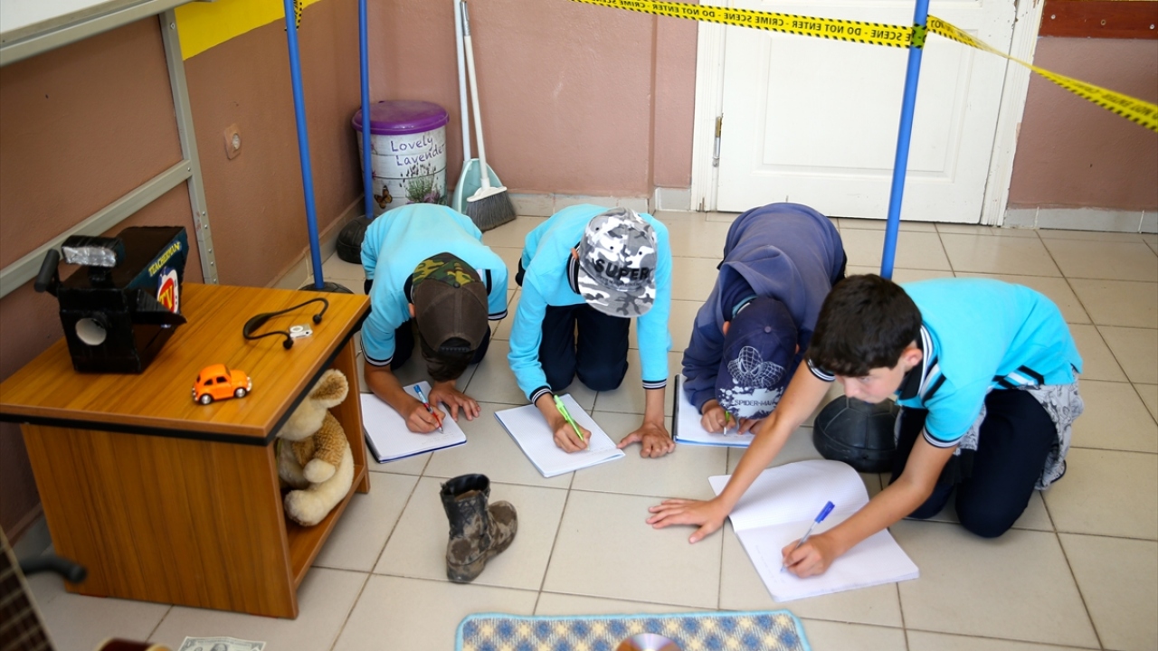 Sınıfa girdiğinde öğrencilerinin yoğun sevgisiyle karşılaşan Emre öğretmen, dersi gitar çalarak, hip-hop yaparak, kukla ya da dans gösterisi, bilgi yarışması düzenleyerek anlatıyor.