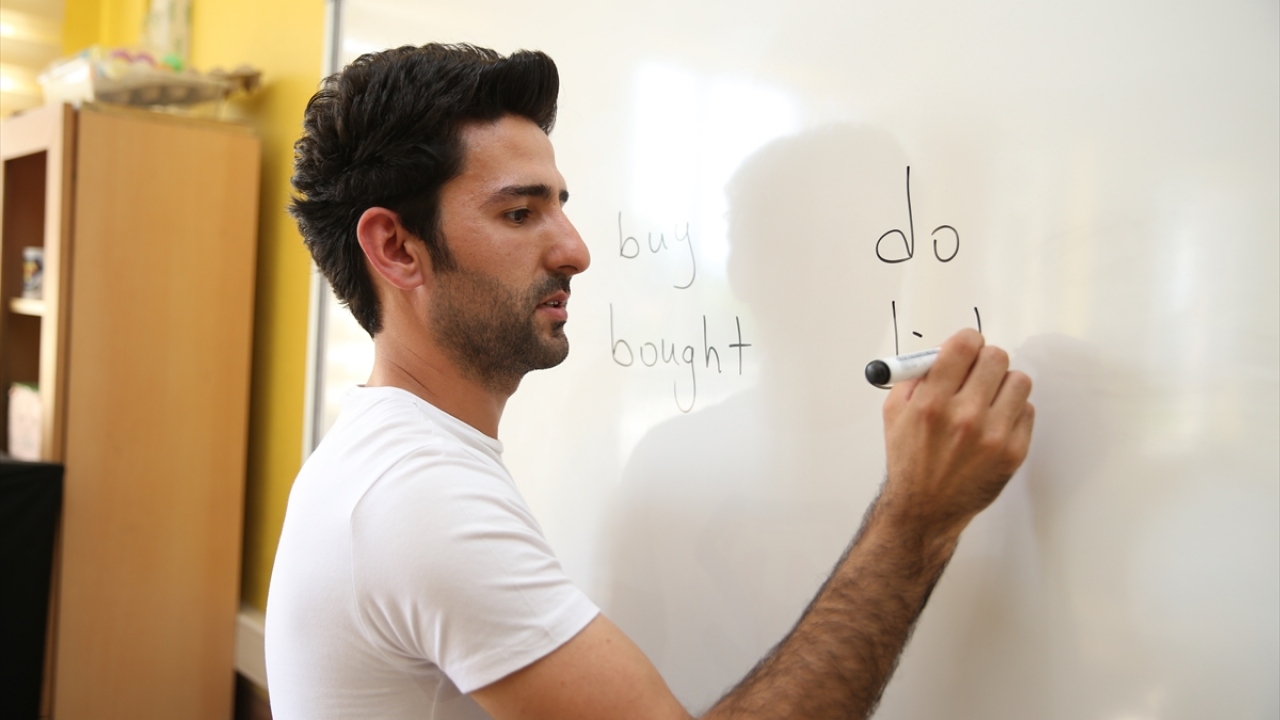 İngilizce ders saatinin gelmesini adeta iple çeken öğrencilerin "Teacherman" olarak hitap ettiği Karakuş, derslere de "Teacherman" yazılı tişörtle giriyor.