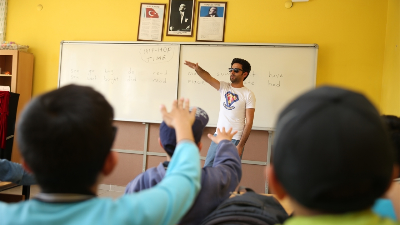 Karakuş, ders saatleri dışında ilçede okullar arası İngilizce bilgi yarışmaları, tiyatro ve canlı müzik etkinlikleri düzenleyerek öğrencilerin dil konusundaki becerilerini artırmayı amaçlıyor.