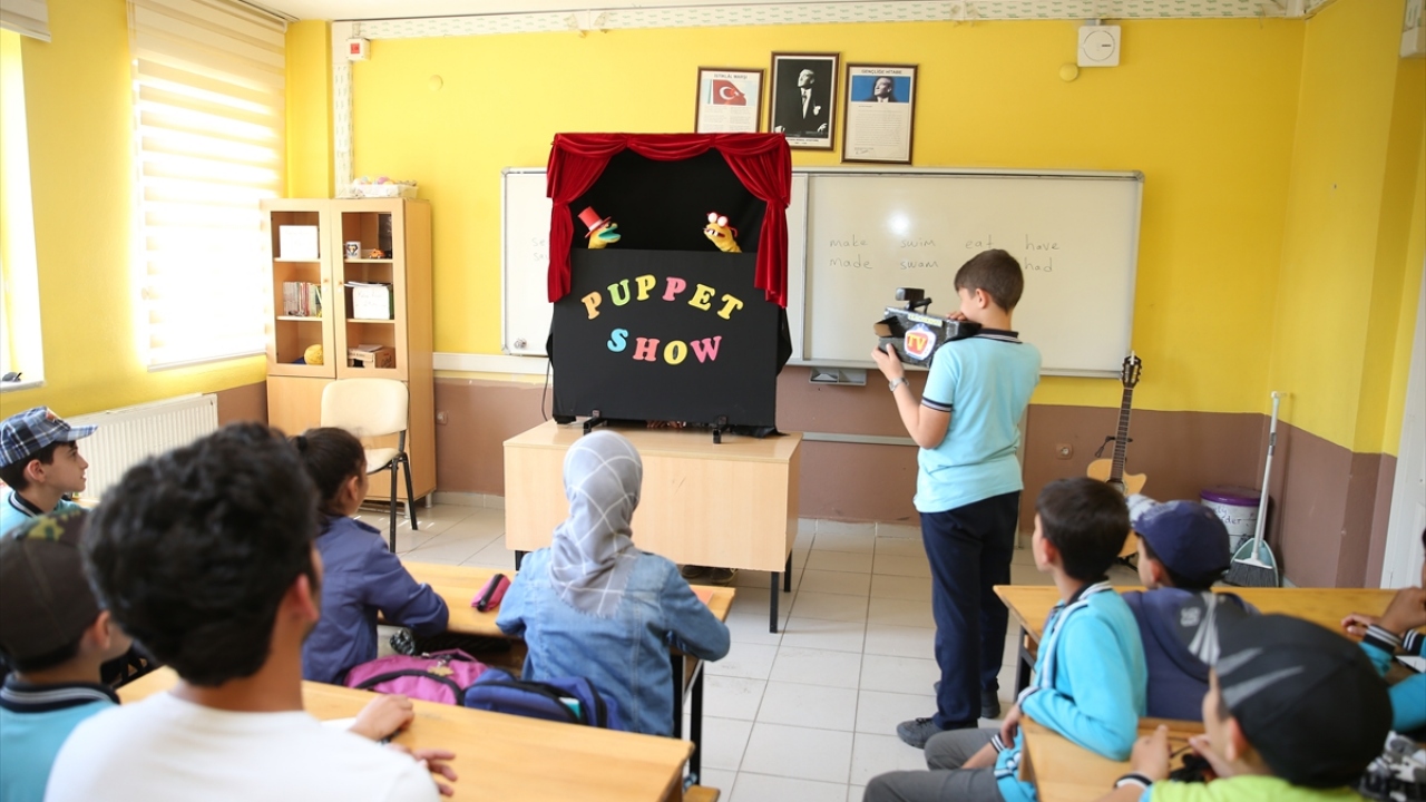 Dersteki etkinliklerin videosunu çekerek sosyal medyadan yayınladığını dile getiren Karakuş, paylaşımlarını izleyen öğretmenlerden olumlu dönüşler aldığını, başkalarına fikir vermenin güzel bir duygu olduğunu kaydetti.