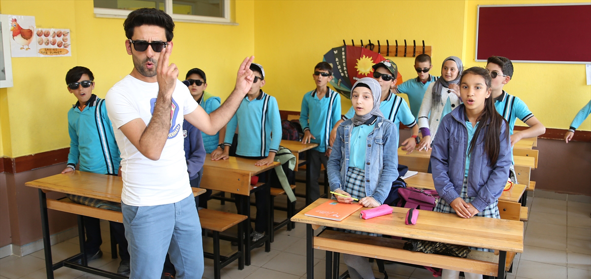 Önceden öğretmenlerin kelime ezberleterek İngilizce öğretmeye çalıştığını, bunun da dersleri sıkıcı hale getirdiğini anlatan Karakuş, dersi sevdirerek öğretmenin önemli olduğunu vurguladı.