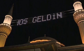 Almanya'da ilk kez bir camiye mahya asıldı