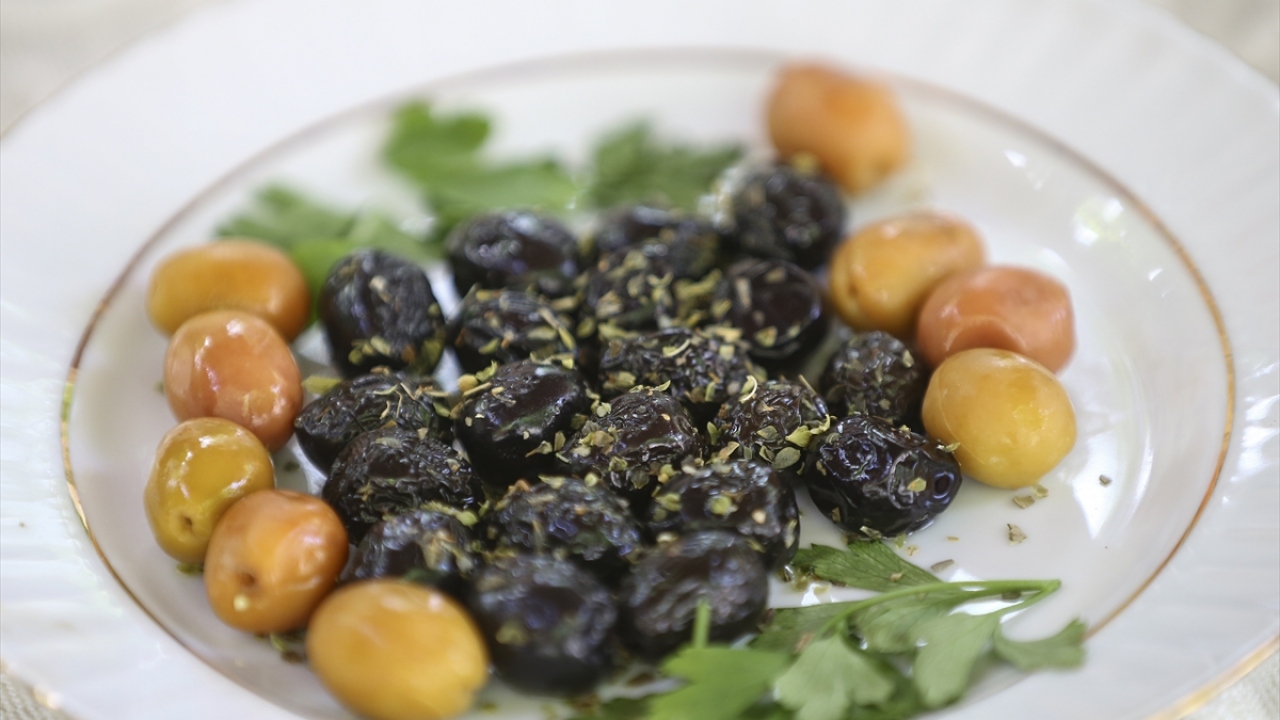 Ramazan sonrası aniden aşırı yemek yenilmemesi gerektiğine dikkati çeken Hatice Berna Karakaş, bu durumda bazı sindirim sistemi rahatsızlıklarıyla karşılaşılabileceğini ifade etti.