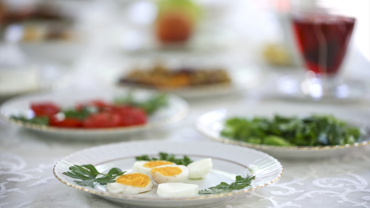 "Tüketilen yiyecek miktarı aniden artırılmamalı"