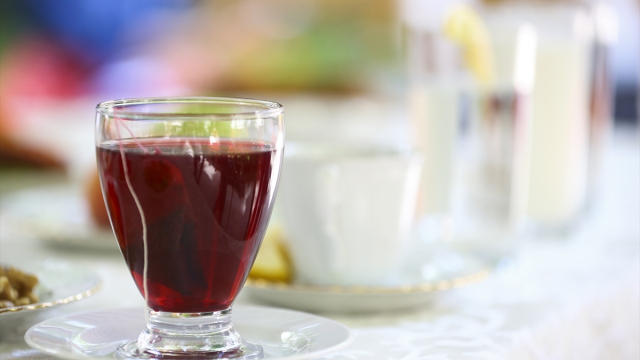 Hatice Berna Karakaş, bayram sabahına hafif bir kahvaltı ile başlanması gerektiğini belirterek, kahvaltıda kızartma ve kavurma yöntemleriyle pişirilmiş besinlerin yenilmemesi gerektiğini söyledi.