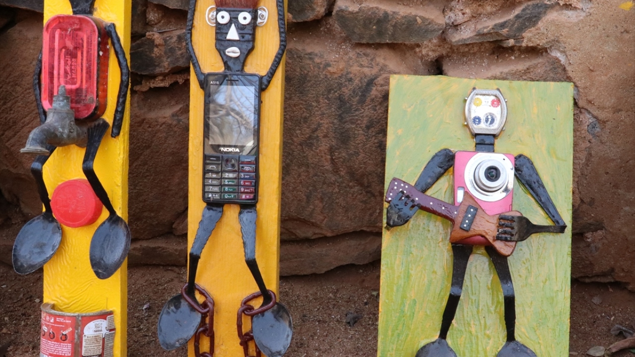 Mbodji, cep telefonu kullandığı bir tabloda yer alan insan figürünün el ve ayaklarındaki zincirlerin, hem adanın kölelik tarihini hem de bugünün insanının teknolojiye olan bağımlılığını anlattığını söyledi. 