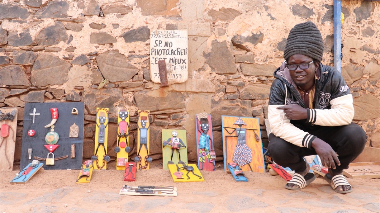 Bu sanatçılardan 40 yaşındaki Mamadou Mbodji, yaptığı açıklamada, sanatı için gerekli malzemeleri bazen Dakar`dan, bazen de Goree Adası`na belli aralıklarla gelen atık konteynırlarından temin ettiğini söyledi.