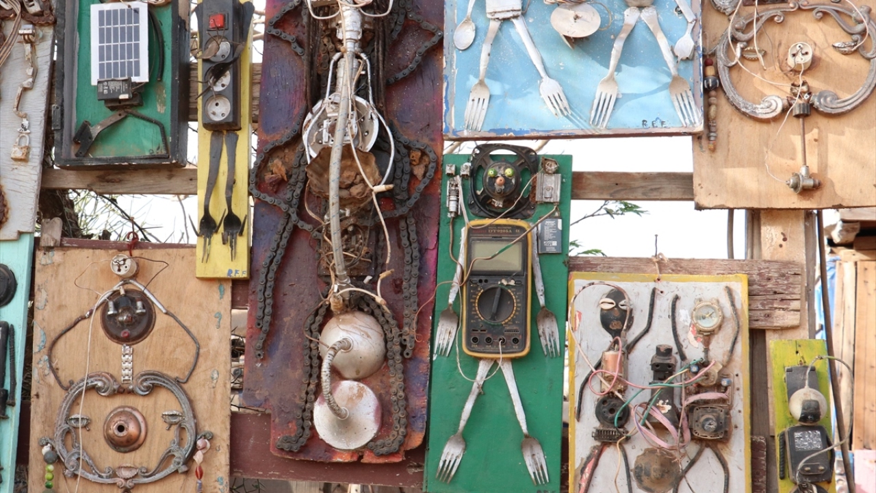 Başta Afrika olmak üzere birçok yoksul ülkede, en fazla e-atık üreten Amerika ve Avrupa`nın yasa dışı şekilde ihraç ettiği e-atıklardan oluşan devasa elektronik atık çöplükleri bulunuyor.