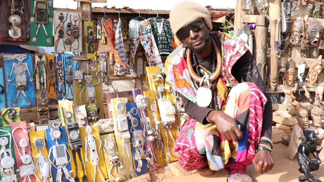 Goree sakinlerinin "Revolution Feel Free" lakabını taktıkları sanatçı Mousa Gomis de sanatını icra ederken, atıkları geri dönüştürdüğünü, bir nebze de Goree Adası`nın kirlenmesini önlediğini belirtti. 