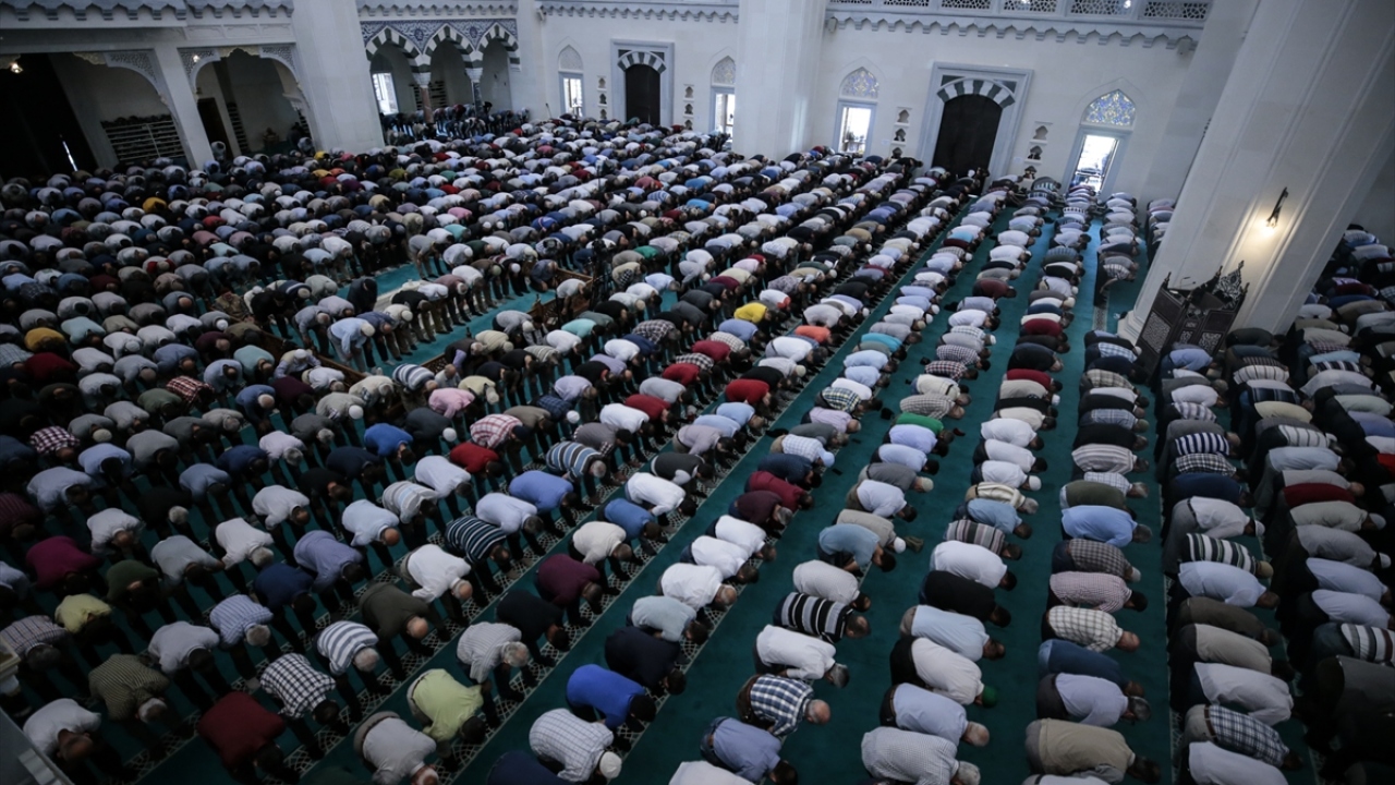 Bugun namaz. Намаз фото. Намаз. Мужчина в мечети. Teravih.