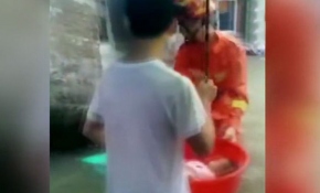 Çin'de sel nedeniyle binada mahsur kalan bebek leğenle çıkarıldı