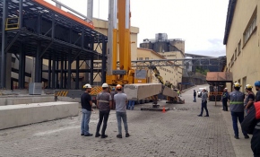 32 tonluk kolon, vinçten kurtularak işçilerin üzerine düştü