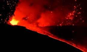 Etna Yanardağı yeniden lav ve kül püskürtmeye başladı