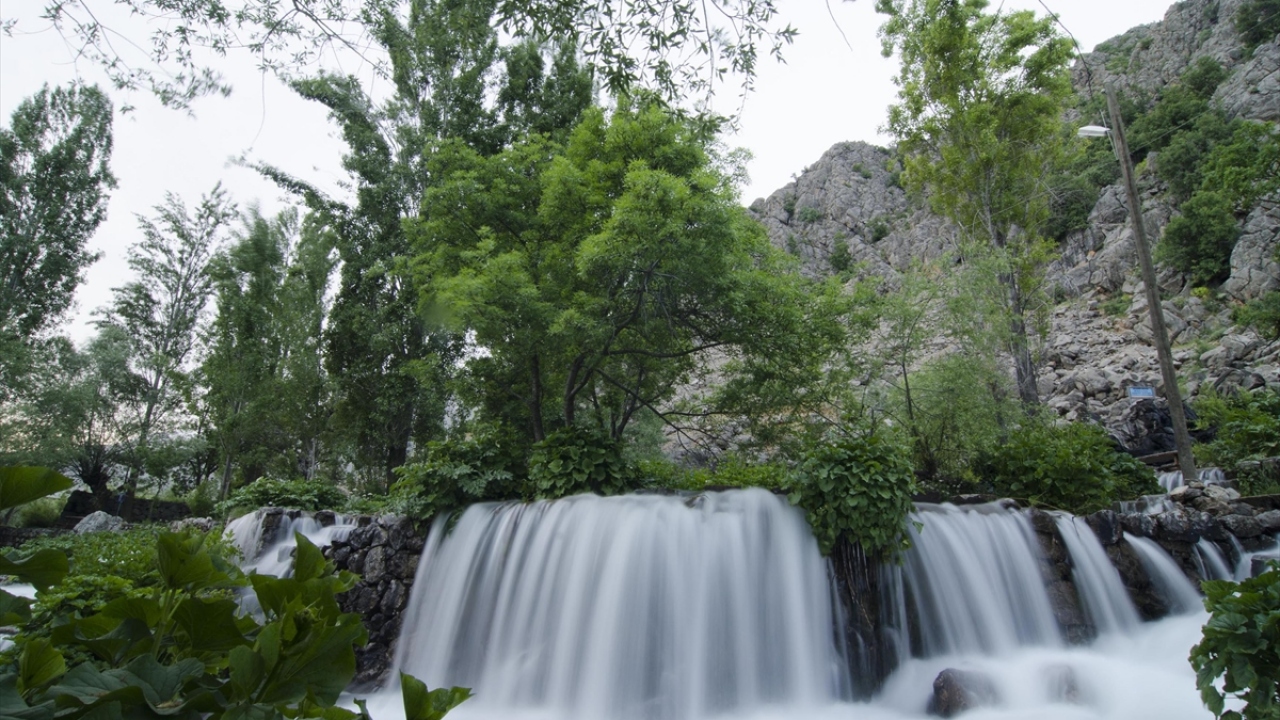 Doğu Anadolu Bölgesi`nde gözde turizm alanlarından biri olan Munzur Gözeleri, kaya oyuklarından çıkan suları, irili ufaklı şelaleleri ve göletleriyle göz kamaştırıyor. 