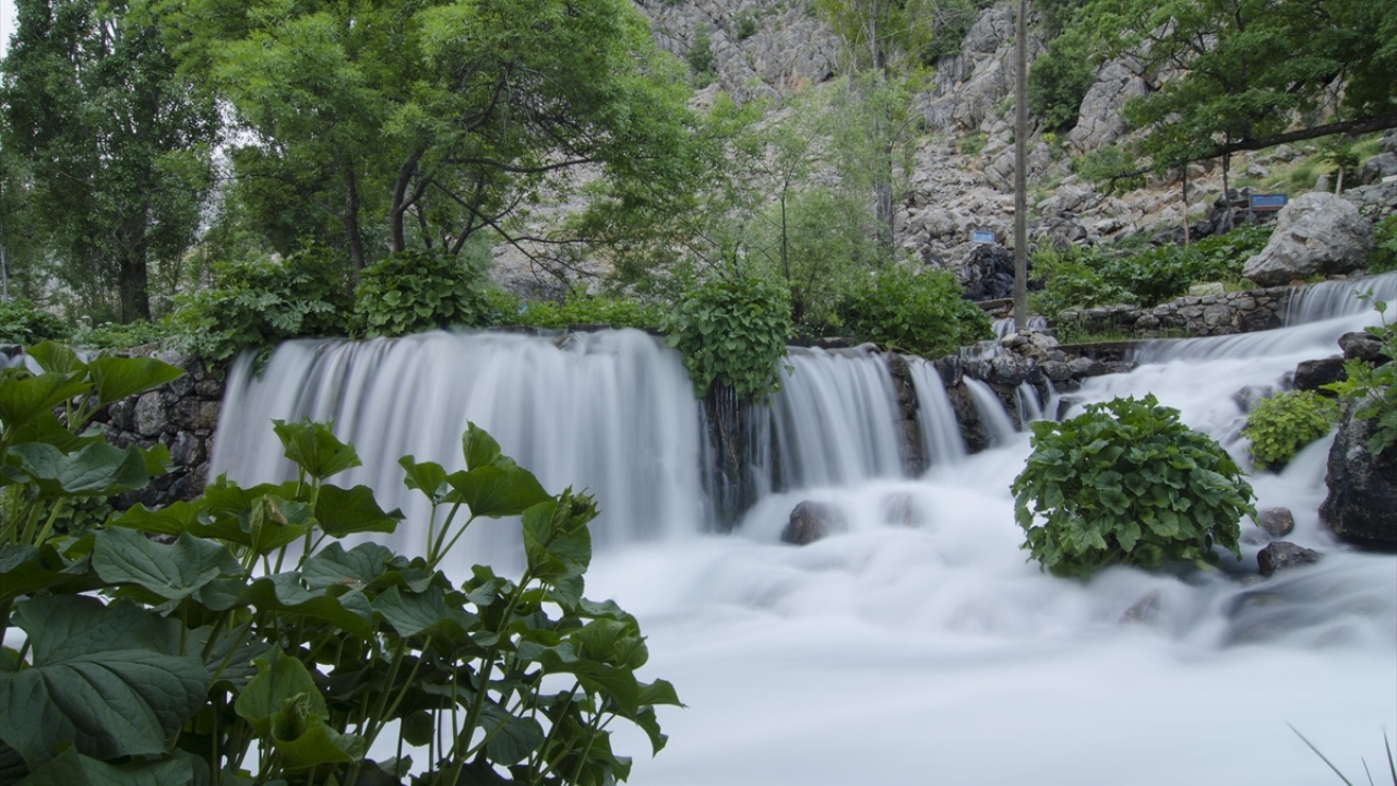 Doğası ve dokusuyla her mevsim ayrı güzelliğe bürünen Munzur Gözeleri, her yıl binlerce yerli ve yabancı turist tarafından ziyaret ediliyor. 