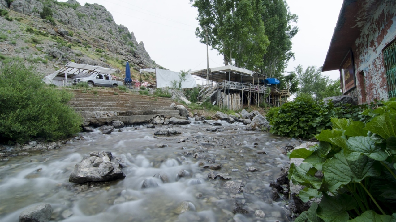 Doğal güzelliğiyle görsel şölen sunan Munzur Gözeleri, Munzur Vadisi Milli Parkı`na da hayat veriyor. 