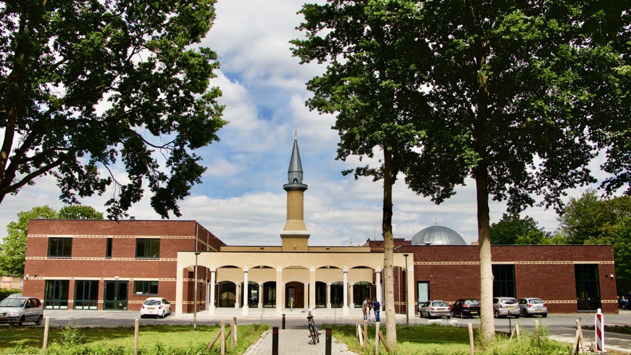 Hollanda`nın Venlo kentinde 2016`da inşasına başlanan Tevhit Camii`nin resmi açılışı Ali Erbaş`ın katılımı ile Ramazan Bayramı sonrasında gerçekleştirilecek. 