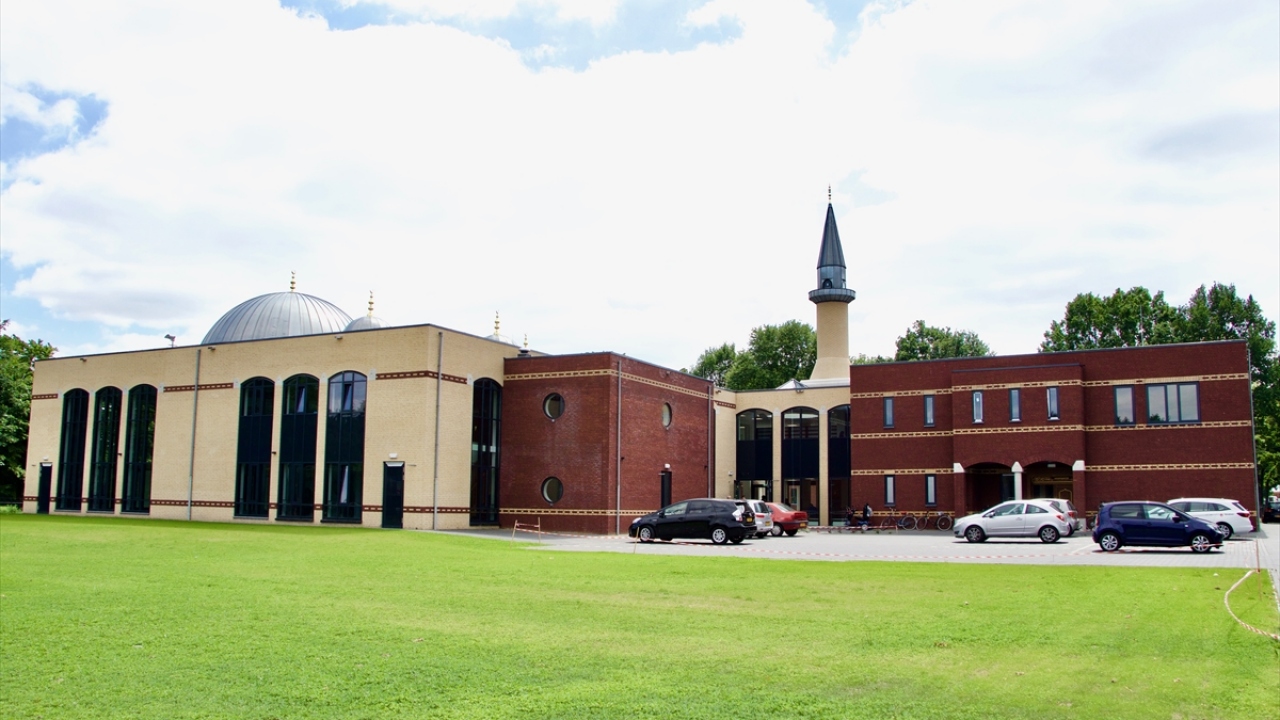 Birçok faaliyeti de içinde barındıracak caminin toplam 3 bin metrekare kullanım alanı bulunuyor.