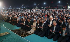 Cumhurbaşkanı Erdoğan 'Enderun Teravihi'nde yüz binlerce kişiyle saf tuttu