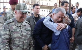 Bakan Akar Derecik'te vatandaşlarla bayramlaştı