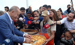 Cumhurbaşkanı Erdoğan, basın mensuplarına börek ikram etti