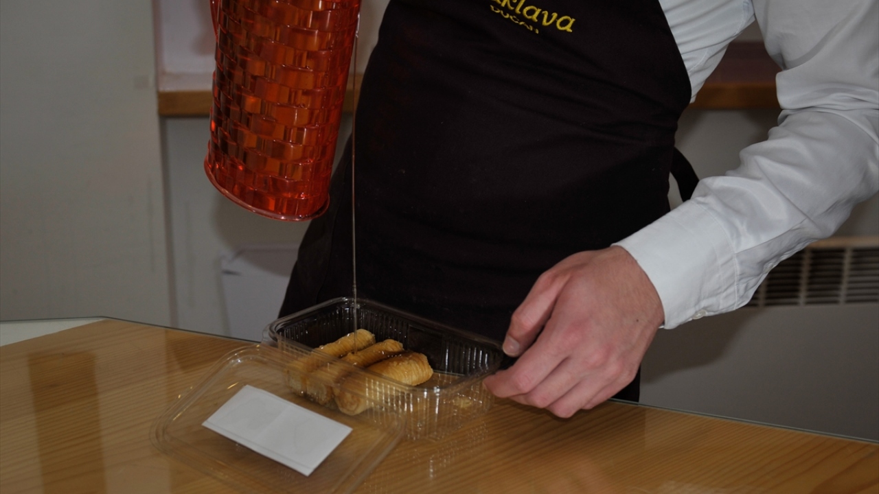 Eskiden kadınlar bayramlarda en güzel baklavayı yapabilmek için yarışırdı. 