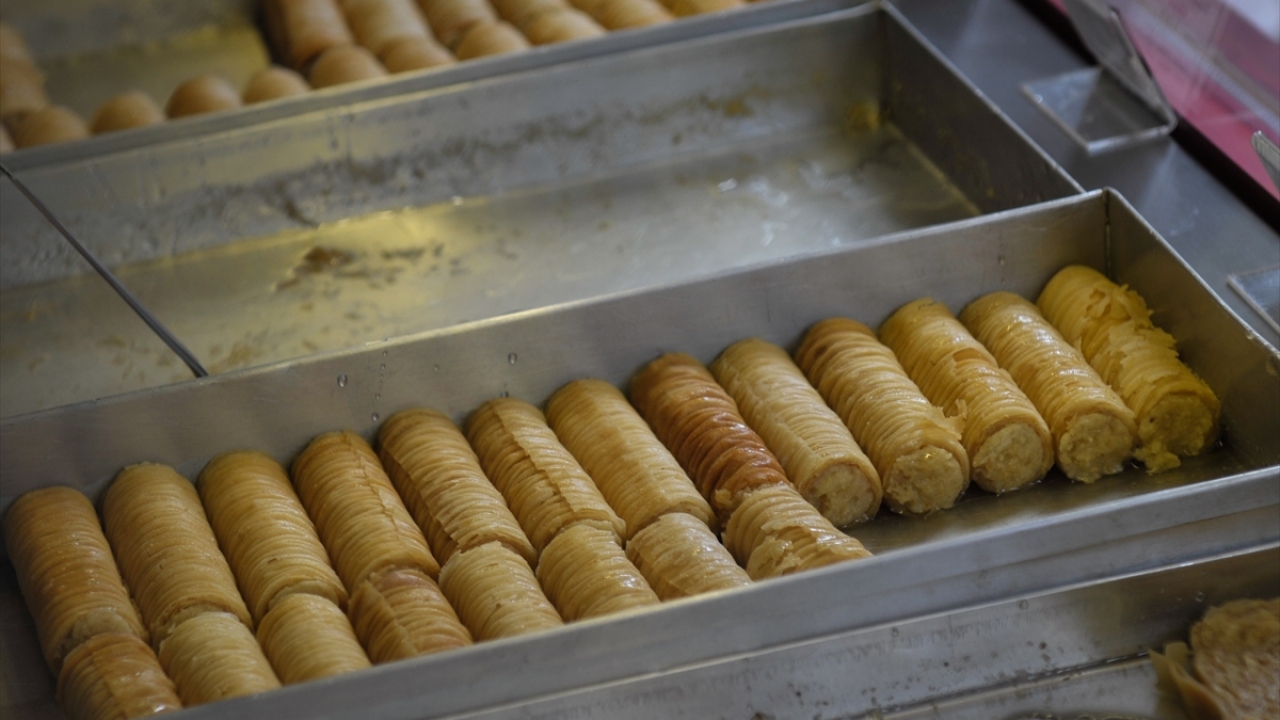 Baklava yapımının şehir ve bölgeye göre değiştiğini anlatan Tulek, Bosna Hersek`te baklavanın iklim yapısı ve geleneklerine göre yapıldığını söyledi.