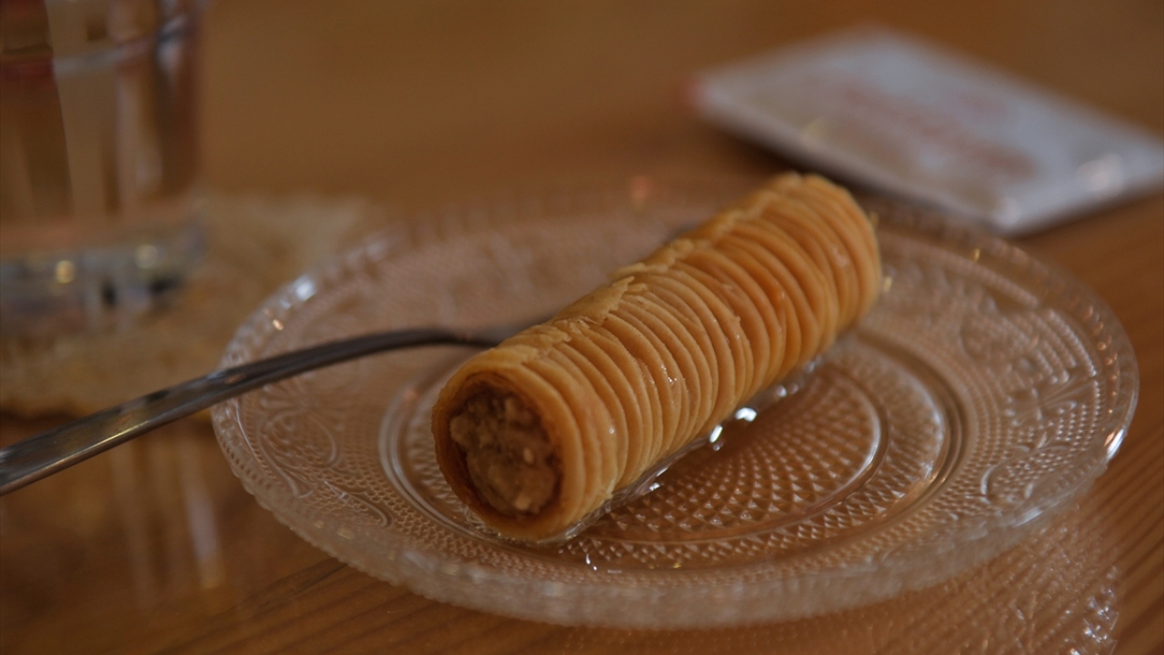 Candar baklavasının yapımının birkaç gün sürdüğünü vurgulayan Tulek, şöyle konuştu: