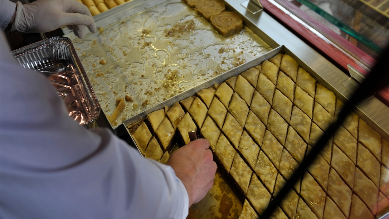 Baklava sadece bayramlarda değil, düğünlerde de sofralardan eksik olmuyor.