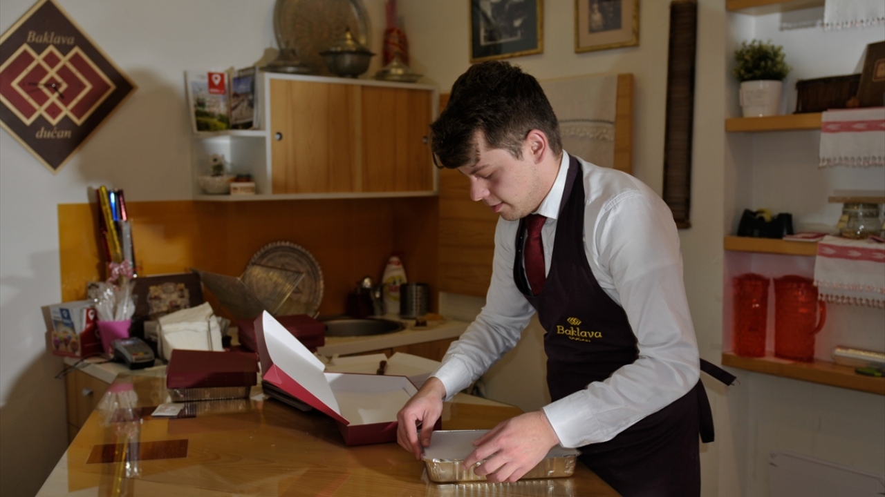 Kesiminin en güzel ve yufkaların en ince olması için çabalardı.