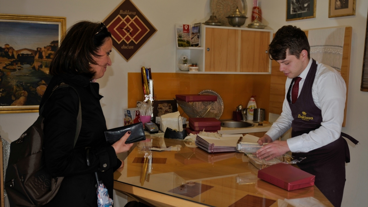 Başkent Saraybosna`daki tarihi Başçarşı`da bulunan "Baklava Dükkanı", eski tariflere göre baklava yapan yerlerden biri. 