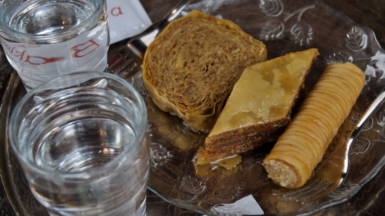 Bosna`da bayramlarda 3 tür baklava yapılıyor. Bunlar candar baklavası, klasik baklava ve sevdican baklavası.
