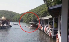 Şile'de çöken çardakta oturanlar göle düştü