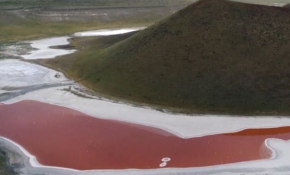 Meke Gölü kırmızıya büründü