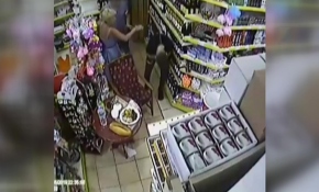 Rus turist Antalya’da iş yeri sahibini böyle darbetti