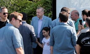 Cumhurbaşkanı Erdoğan yolda vatandaşlarla sohbet etti