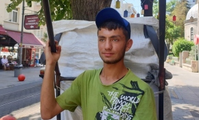 Diyarbakırlı Umut hayalleri için İstanbul'da kağıt topluyor