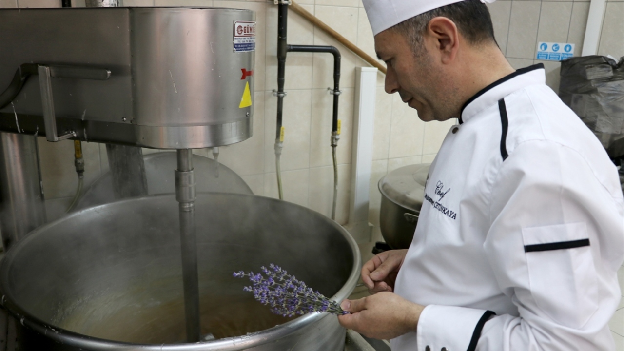 Kemal Kılıç, turizmin pek çok kolunda hizmet vermesinin yanında kentin yöresel tatlılarını da üretiyor. 