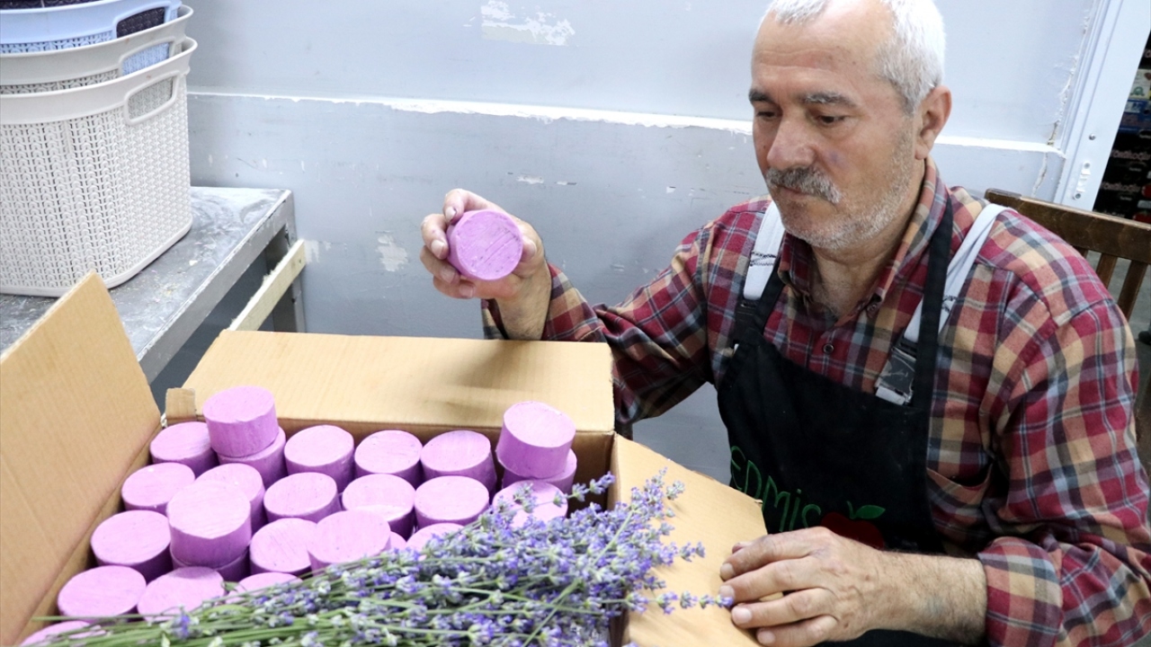 Meyve sabunu üreten Can Ürenli de bu özel gün için lavanta sabunu hazırladıklarını söyledi.
