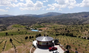 Arazisinin ortasına 360 derece dönebilen ev yaptırdı