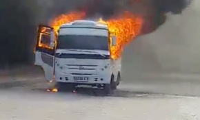 Seyir halindeyken yanan minibüs küle döndü