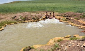 Sivas'ta arazi ortasında köylülerin 'doğal jakuzi' keyfi