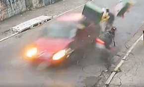 Havada takla atan motosiklet sürücüsü kazadan yara almadan kurtuldu