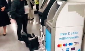 İngiltere'de ATM para saçtı