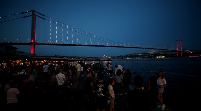 İstanbul'un tarihi simgeleri kırmızı beyaza büründü