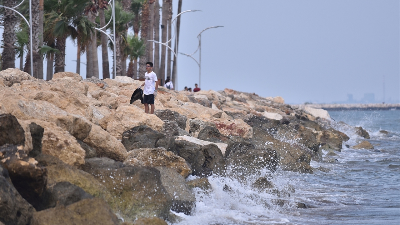 Toplanan atıklar, önce sergilenip sonra geri dönüşüme kazandırılmak üzere ekiplere teslim edildi. 