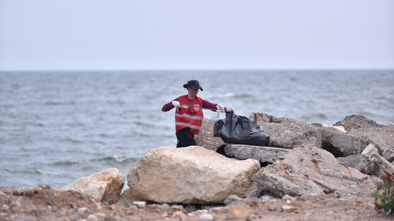 Seçer, yürüyüş parkuru, kumsal ve kayalıklarda "yengeç" adı verilen çöp toplama aparatıyla temizlik yaptı.