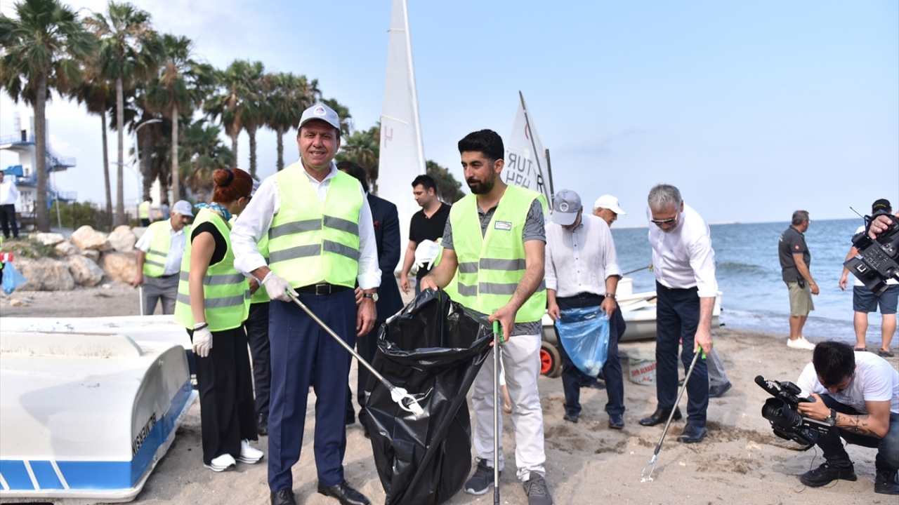 Mersin Büyükşehir Belediye Başkanı Vahap Seçer (sol önde), katılımcılara destek vererek, çöp topladı.