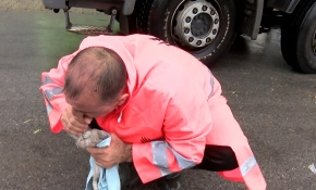 Sel sularına kapılan yavru kediyi suni teneffüsle hayata döndürdü