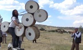 "Çılgın davulcu" 7 davulu aynı anda çalıyor